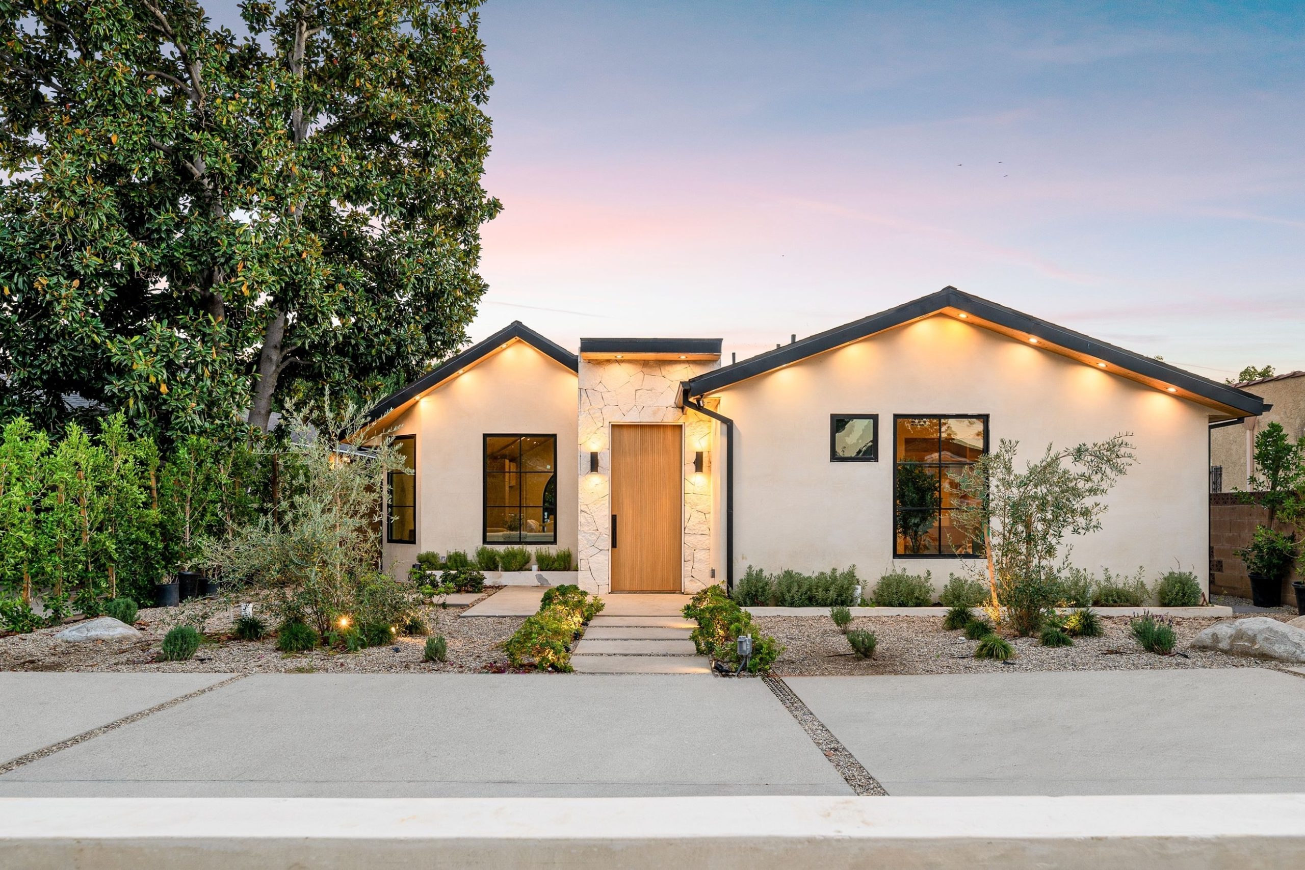 How Does Solar Ownership vs. Solar Leasing Affect Your Home’s Resale Value in Arizona?